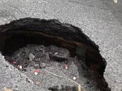 Monsoon Rain in Delhi: ਦਿੱਲੀ 'ਚ ਭਾਰੀ ਮੀਂਹ ਤੋਂ ਬਾਅਦ ਧਸਣ ਲੱਗੀਆਂ ਸੜਕਾਂ, ਯਾਤਰੀਆਂ ਲਈ ਜਾਰੀ ਕੀਤੀ ਗਈ ਐਡਵਾਈਜ਼ਰੀ