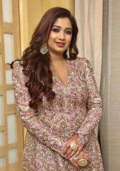Shreya Ghoshal : இணையத்தை கலக்கும் பின்னணி பாடகி ஸ்ரேயா கோஷலின் புதிய க்ளிக்ஸ்!