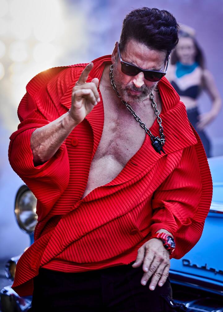 अक्षय कुमार – इस लिस्ट का पहला नाम जल्दी ही OMG 2 में नजर आने वाली एक्टर अक्षय कुमार का है. सुपरस्टार बनने से पहले अक्षय कुमार ने अपनी लाइफ में काफी संघर्ष झेले हैं. एक्टर ने अपनी स्कूली पढ़ाई के बाद मुंबई के गुरु नानक कॉलेज में एडमिशन लिया लेकिन वो अपनी पढ़ाई पूरी नहीं कर पाए. इसके बाद एक्टर ने बॉलीवुड में करियर बनाने के लिए मार्शल आर्ट सिखा था और एक्शन मूवी से डेब्यू किया.