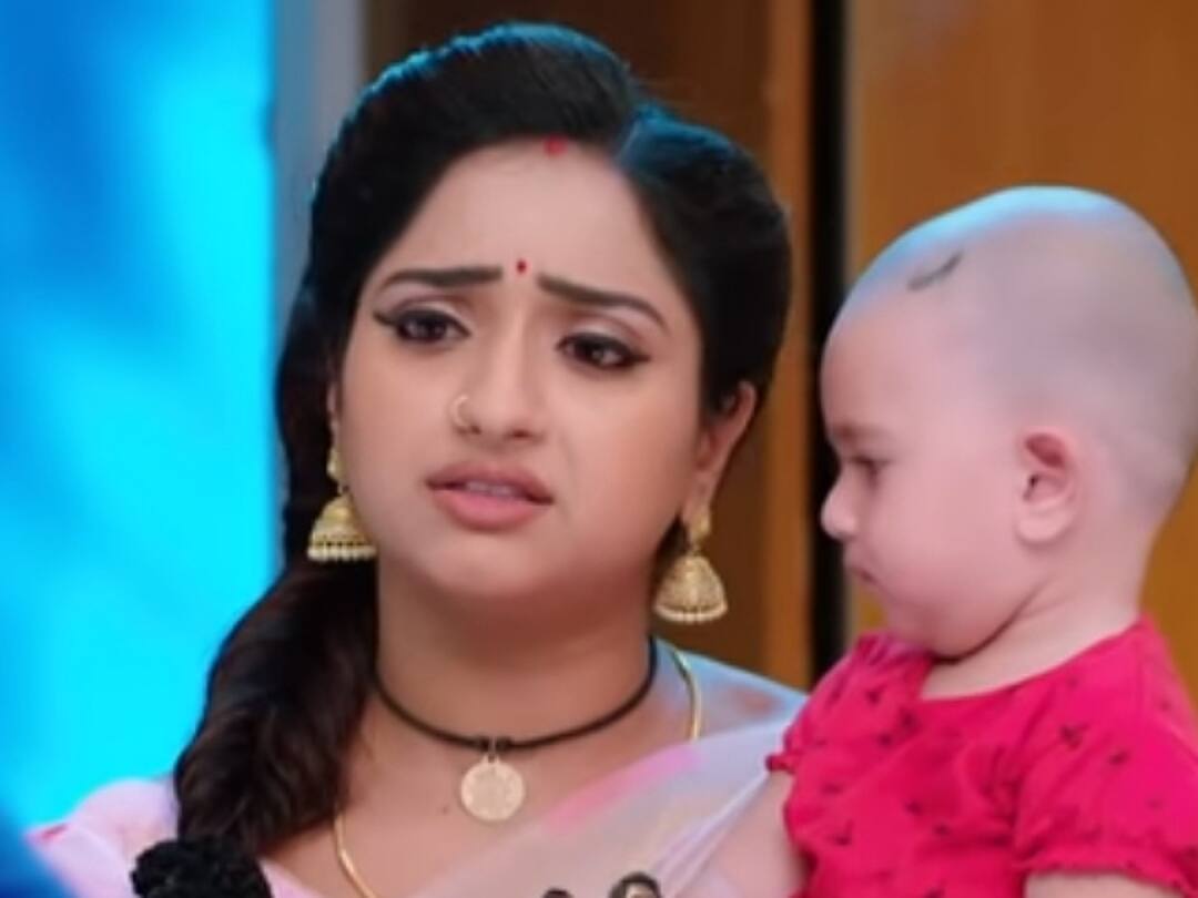 Nayani learns about halfmoon mole secret in Trinayani July 11th serial episode Trinayani July 11th: ‘త్రినయని’ సీరియల్: మామూలు మనిషిగా మారిన తిలోత్తమా, అర్థ చంద్రకారపు పుట్టుమచ్చ వెనుక రహస్యం తెలుసుకున్న కుటుంబసభ్యులు?