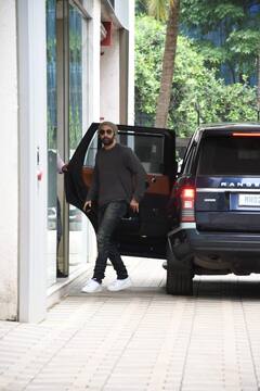 Ranbir Kapoor Gets Clicked By Paps At Andheri