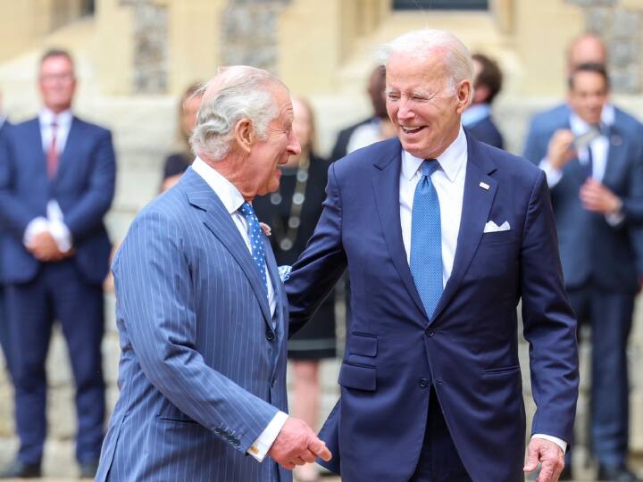 US President Joe Biden broke royal protocol policy after touching back side of kings Charles know what happened now Joe Biden Visit UK: जो बाइडेन ने तोड़ा शाही प्रोटोकॉल! किंग चार्ल्स के पीठ पर रखा हाथ, जानिए अब क्या होगा