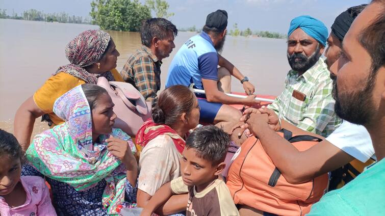 Over 200 affected people rescued so far in Jalandhar ਜਲੰਧਰ 'ਚ ਹੜ੍ਹ ਦੀ ਮਾਰ, 50 ਪਿੰਡ ਕਰਵਾਏ ਜਾ ਰਹੇ ਖਾਲੀ, ਪਾਣੀ 'ਚ ਫਸੇ 200 ਬੰਦੇ ਕੱਢੇ ਬਾਹਰ