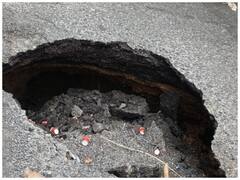 Monsoon Rain in Delhi: दिल्ली में भारी बारिश के बाद अब धंसने लगी सड़कें, यात्रियों के लिए जारी की गई एडवाइजरी