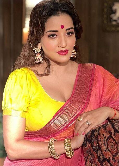 ਖੂਬਸੂਰਤ ਸਾੜੀ ਪਹਿਨ ਕੇ ਮੋਨਾਲੀਸਾ ਨੇ ਮਚਾਈ ਤਬਾਹੀ