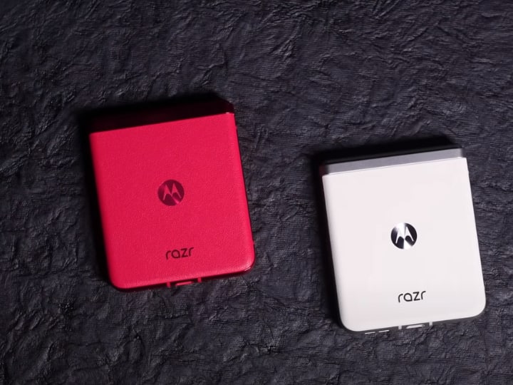 अगर बजट की समस्या नहीं है तो आप motorola razr 40 सीरीज देख सकते हैं. कंपनी ने दो नए फोन razr 40 सीरीज के तहत लॉन्च किए हैं. इसमें motorola razr 40 और 40 अल्ट्रा शामिल है. इस सीरीज में आपको दुनिया का सबसे पतला और बड़ी कवर डिस्प्ले वाला फ्लिप फोन मिलता है. स्मार्टफोन की कीमत 54,999 रुपये से शुरू होती है.