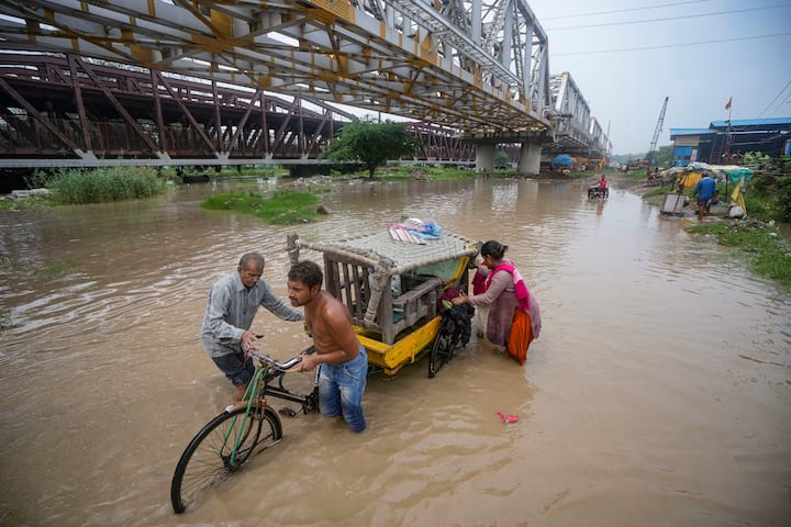 বন্যাপ্রবণ অক্ষরধামের মতো এলাকা থেকে সরিয়ে বহু বাসিন্দাকে তাই ময়ুর বিহার এলাকায় নিয়ে আসা হয়েছে।