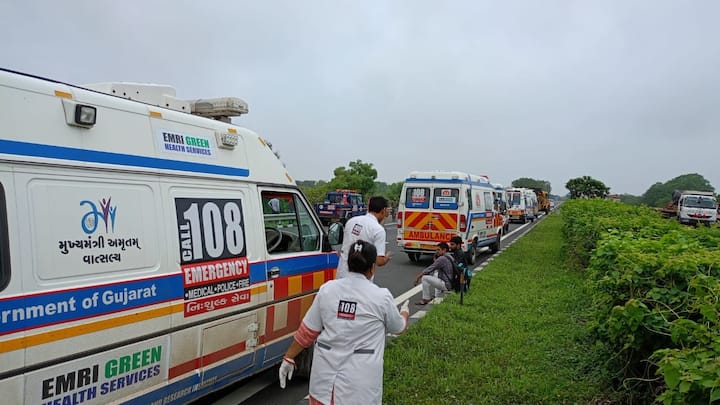 અમદાવાદ વડોદરા એક્સપ્રેસ વે પર નડીયાદ પાસે ભયાનક અકસ્માત સર્જાયો હતો. આ અકસ્માતમાં બે લોકોના મોત થયા હતા.