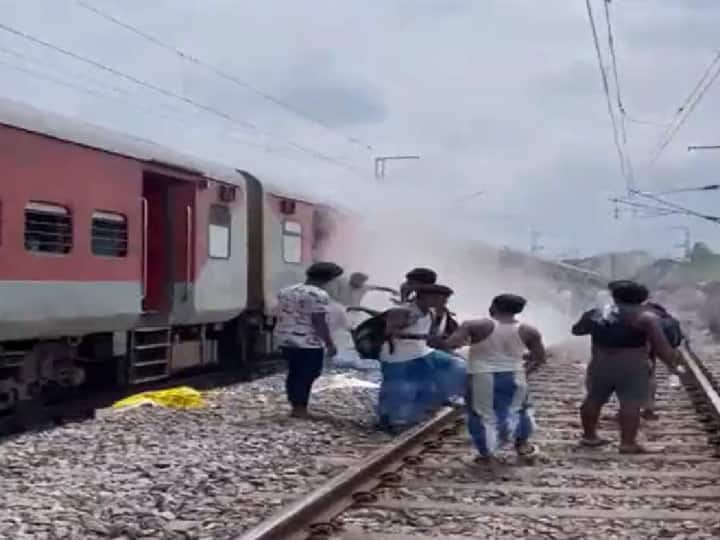 Odisha Dibrugarh Kanyakumari Express Smoke suddenly started coming out from coach ओडिशा में डिब्रूगढ़-कन्याकुमारी एक्सप्रेस के कोच से अचानक निकलने लगा धुंआ, रेलवे अधिकारी ने बताई ये वजह