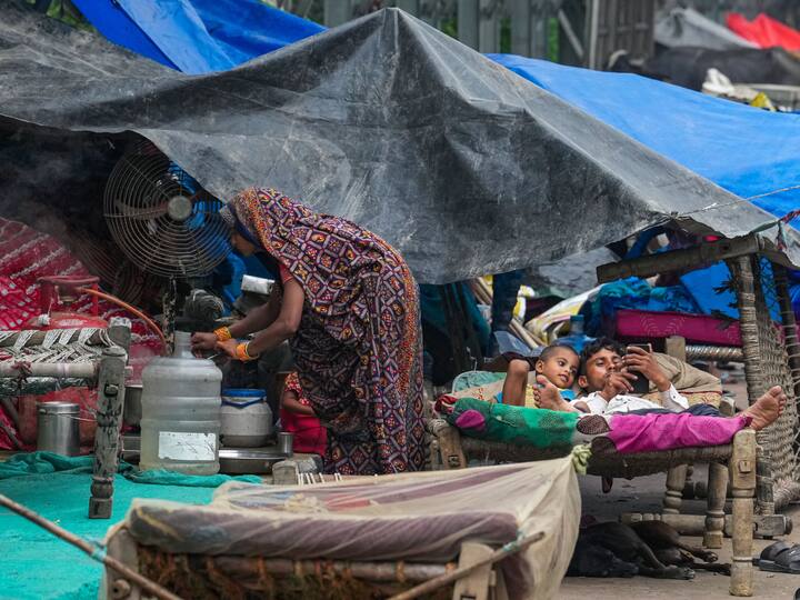 According to Bharadwaj, the majority of the tents for the evacuated individuals have been placed in the East district (1,700), with the remaining 280 in the North East Delhi area, 170 in Shahdara, 150 in Central, and 384 in the South East district. (Image Source: PTI)