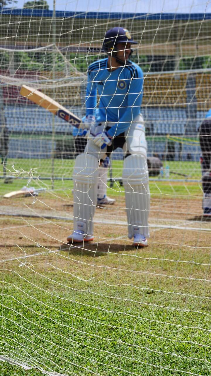 তিন নম্বরে নামানো হবে শুভমনকে। তাতে শুরুতে ডানহাতি-বাঁহাতি কম্বিনেশনও থাকবে বলে ভারতের সুবিধা হতে পারে বলেই মত বিশেষজ্ঞদের।