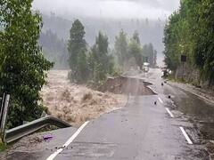 हिमाचल में बारिश ने मचाई तबाही, तीन नेशनल हाईवे समेत प्रदेश की 1239 सड़कें बंद