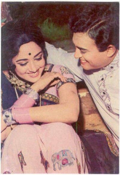 संजीव कुमार - इस लिस्ट में सबसे पहले नाम दिग्गज एक्टर संजीव कुमार का है. जिनके साथ हेमा मालिनी ने ‘सीता और गीता’ जैसी सुपरहिट फिल्म में काम किया है.  वहीं फिल्मों में काम करने के दौरान संजीव हेमा की खूबसूरती पर इस कदर फिदा हो गए थे कि उनसे शादी करना चाहते थे.