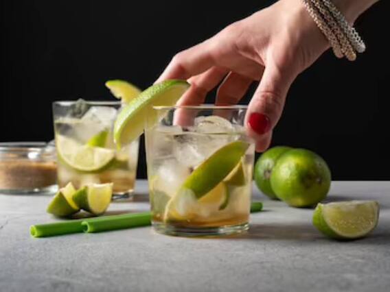 Whiskey Apple Cocktail: व्हिस्की एप्पल से बनी कॉकेटल हाउस पार्टी के लिए है बेस्ट, बनाना है बेहद आसान