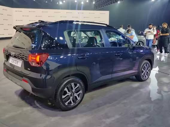 বৈশিষ্ট্যের পরিপ্রেক্ষিতে, Hyundai Exter-এ ভয়েস কমান্ড এবং একটি ড্যাশক্যামে চলা একটি একক প্যান সানরুফ রয়েছে, যা এই বিভাগে অন্য কোনো SUV-তে পাওয়া যায় না। কানেকটেড কার টেকনোলজির পাশাপাশি, OTA আপডেট, 6 টি এয়ারব্যাগ, অটোমেটিক ক্লাইমেট কন্ট্রোল, Apple CarPlay, Android Auto, ভয়েস কমান্ড, ফুটওয়েল লাইটিং রয়েছে।