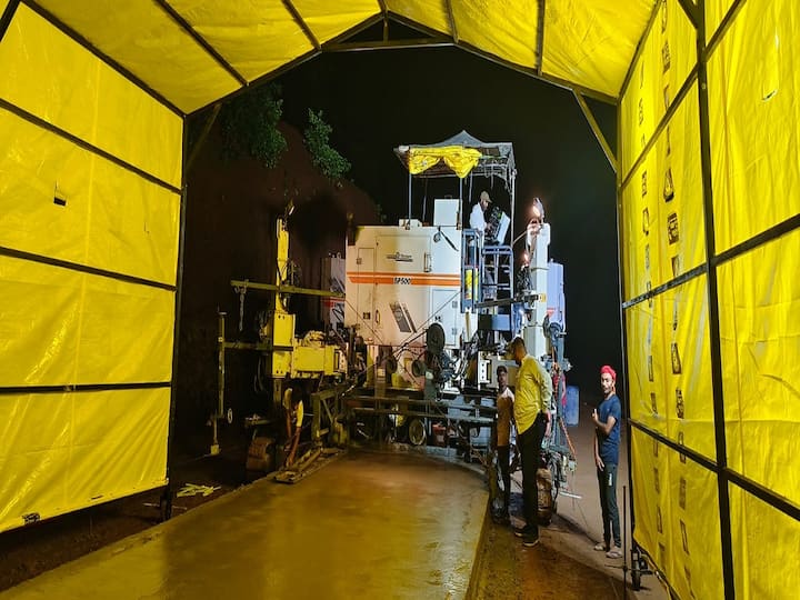 तयार काँक्रीट रस्त्याला पाणी लागल्यास सिमेंट वाहून जाऊन रस्ता खराब होतो त्याचा दर्जा ढासळतो.