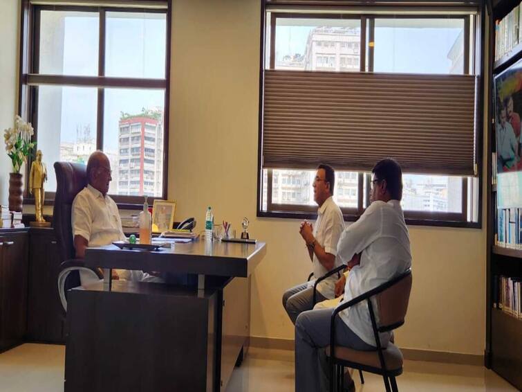 maharashtra news nashik news Sharad Pawar one to one discussion with leaders in Nashik Sharad Pawar : आपल्यासोबत कोण? शरद पवारांची नाशिकमधील नेत्यांशी वन टू वन चर्चा, लवकरच नव्या नियुक्त्या 