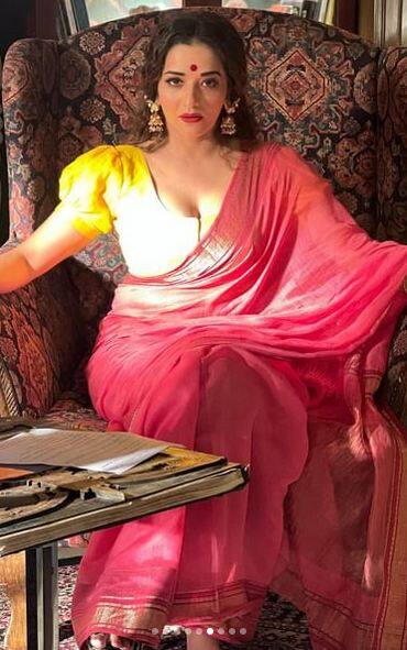 ਵਾਲ ਬੰਨ੍ਹ ਕੇ, ਈਅਰਰਿੰਗਸ, ਡਾਰਕ ਰੈੱਡ ਲਿਪਸਟਿਕ ਅਤੇ ਘੱਟੋ-ਘੱਟ ਮੇਕਅਪ ਕਰ ਕੇ ਅਭਿਨੇਤਰੀ ਨੇ ਆਪਣੇ ਲੁੱਕ ਪੂਰਾ ਕੀਤਾ।