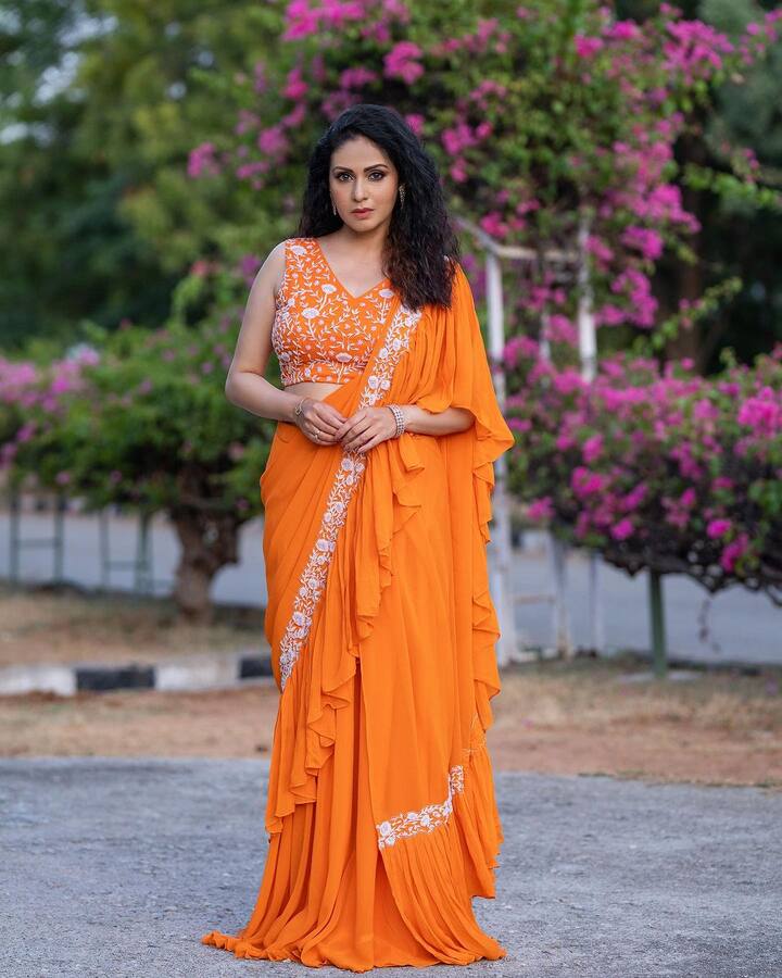 రకరకాల టీవీ షోలలో సందడి కూడా చేస్తుంది. కొత్తగా స్టార్ మా లో నీతోనే డాన్స్ షో కి జడ్జ్ గా కూడా వ్యవహరిస్తుంది.