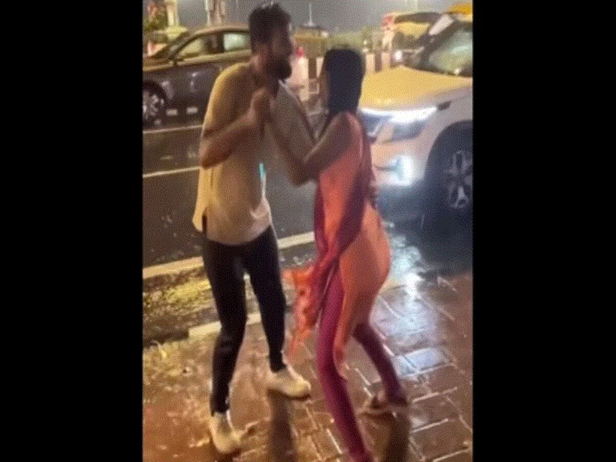 Couple Recreates Shahid Kapoor, Kareena Kapoor Tum Se Hi Song In Heavy Rain  Watch