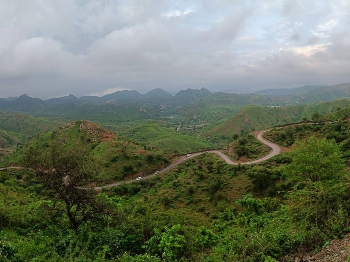 श्रावण मास के लगते ही शुरू हुई सावन की झड़ी ने पूरे मेवाड़ को तरबतर कर दिया है. पहाड़ों पर हरियाली के साथ नदी-नालों और झीलों में पानी की मेहर बरसाते हुए प्रकृति ने अपनी मेहरबानी दिखाई है.