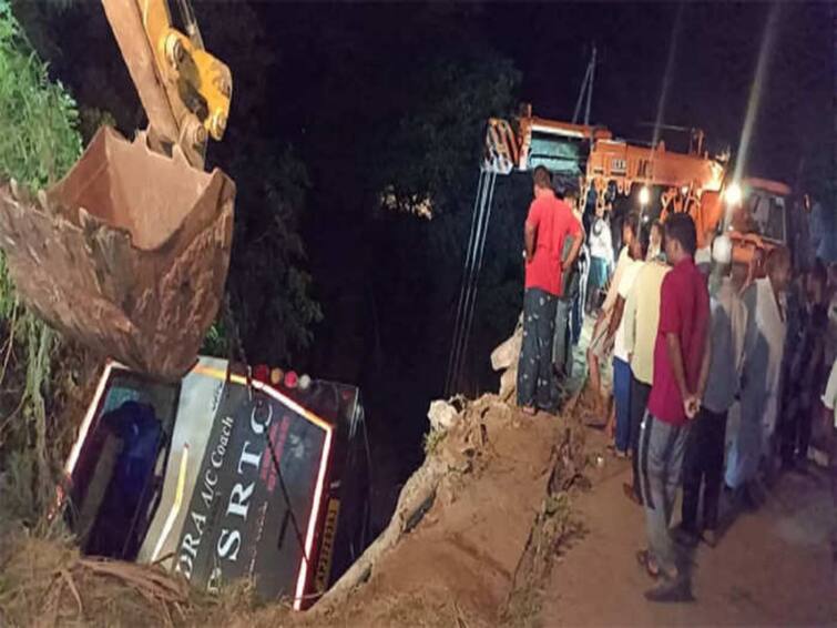 Andhra Pradesh: 7 people died when a tourist bus fell into a ditch near Kampam in Prakasam district ஆந்திராவில் அதிர்ச்சி! 30 அடி பள்ளத்தில் கவிழ்ந்த பேருந்து.. 7 பேர் உயிரிழப்பு!