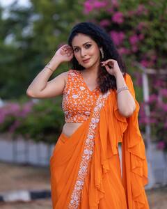 అందాల సదా, పసుపు చీరలో భలే బాగుంది కదూ!