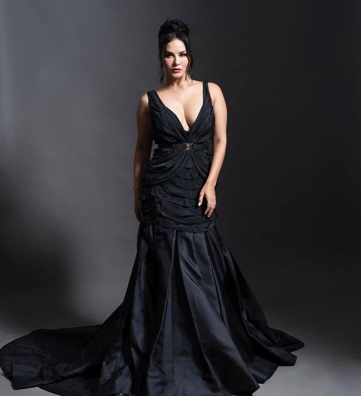 తొలుత స్పెషల్ సాంగ్స్ చేసి ఆకట్టుకుంది. Photo Credit: Sunny Leone/Instagram