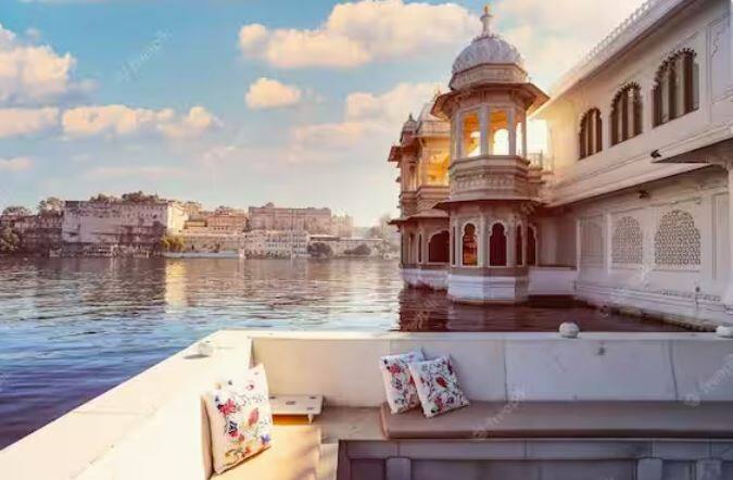 ਉਦੈਪੁਰ, ਰਾਜਸਥਾਨ : 'ਝੀਲਾਂ ਦਾ ਸ਼ਹਿਰ' ਉਦੈਪੁਰ ਬਰਸਾਤ ਦੇ ਮੌਸਮ 'ਚ ਹੋਰ ਵੀ ਖੂਬਸੂਰਤ ਹੋ ਜਾਂਦਾ ਹੈ। ਪਿਚੋਲਾ ਝੀਲ 'ਤੇ ਮੀਂਹ ਦੀਆਂ ਬੂੰਦਾਂ ਨੂੰ ਦੇਖਣਾ ਜਾਂ ਸਾਥੀ ਦੇ ਨਾਲ ਭੋਜਨ ਦਾ ਆਨੰਦ ਲੈਣਾ ਸਭ ਤੋਂ ਵਧੀਆ ਮੰਨਿਆ ਜਾਂਦਾ ਹੈ। ਇੱਥੇ ਦਾ ਸ਼ਾਨਦਾਰ ਮਹਿਲ ਅਤੇ ਸ਼ਾਹੀ ਚਿਕ ਮੌਨਸੂਨ ਵਿੱਚ ਤੁਹਾਡੀ ਯਾਤਰਾ ਨੂੰ ਹੋਰ ਵੀ ਵਧੀਆ ਬਣਾ ਦੇਵੇਗਾ।