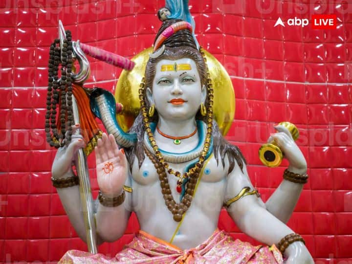 कपूर- भगवान शिव का प्रिय मंत्र है कर्पूरगौरं करूणावतारं.... यानी जो कर्पूर के समान उज्जवल हैं. कर्पूर की सुगंध वातावरण को शुद्ध और पवित्र बनाती है. भगवान भोलेनाथ को यह बहुत प्रिय है और पूजा में इसका इस्तेमा जरूर किया जाता है.