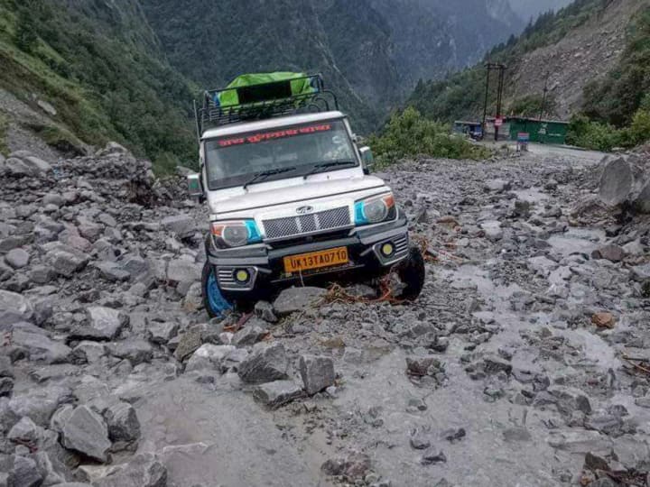 Rudraprayag Rishikesh Badrinath National Highway Closed due to rain and landslide ANN Rudraprayag Rain: बारिश के कारण ऋषिकेश-बद्रीनाथ नेशनल हाइवे सिरोबगड़ में बंद, भूस्खलन से हजारों यात्री फंसे