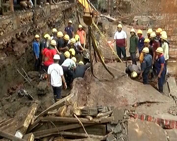 Wall collapses in Sachin GIDC area of ​​Surat, one worker killed three rescued Surat: સચિન GIDC વિસ્તારમાં દિવાલ ધરાશાયી, એક શ્રમિકનું મોત, ત્રણને બચાવાયા