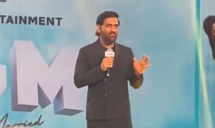 “என்னுடைய மகள் ஜிவா 8 வயதில் கொண்டுள்ள புத்திசாலித்தனத்தை தீபக் 50 வயதில் பெற்றுவிடுவார்” என்று தோனி பேசியதால் அங்கு சற்று நேரம் சிரிப்பலை ஏற்பட்டது.