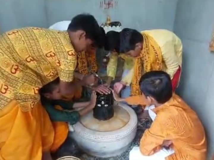 Sawan 2023 Udaipur Shiva temple where Pujari are children aged 12 to 14 years Shivalinga Came out of River ANN Sawan 2023: उदयपुर का ऐसा शिव मंदिर जहां के 12 से 14 साल के बच्चे हैं पुजारी, नदी से प्रकट हुआ था शिवलिंग