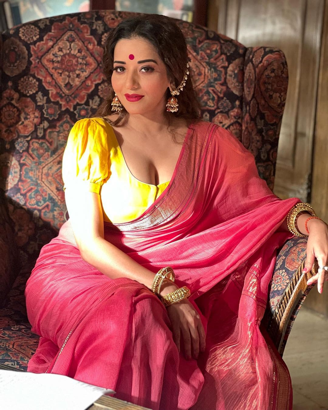 Monalisa Exudes Old World Charm With Her Bengali Bombshell Look