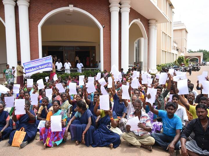 Thanjavur sanitation workers are protesting at the gate of the Collector's office, insisting on their demands TNN Thanjavur: கோரிக்கைகளை வலியுறுத்தி கலெக்டர் அலுவலக வாயிலில் தூய்மைப்பணியாளர்கள் காத்திருப்பு போராட்டம்