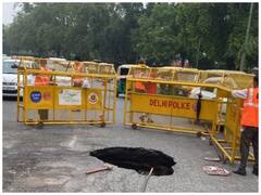 Monsoon Rain in Delhi: दिल्ली में भारी बारिश के बाद अब धंसने लगी सड़कें, यात्रियों के लिए जारी की गई एडवाइजरी