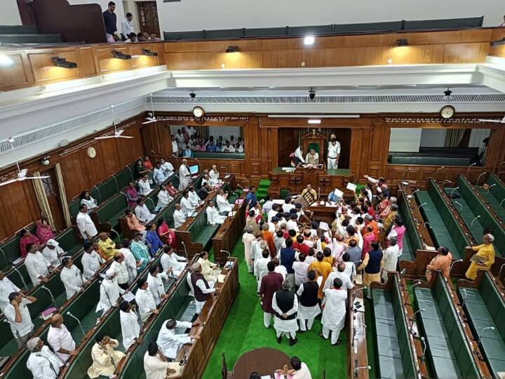 Bihar Assembly: डिप्टी CM तेजस्वी के इस्तीफे की मांग को लेकर सदन में बीजेपी ने किया बवाल, सत्र के दौरान चलीं कुर्सियां BJP ruckus in Bihar Assembly demanding resignation of Deputy CM Tejashwi Yadav over land for job issue Bihar Assembly: डिप्टी CM तेजस्वी के इस्तीफे की मांग को लेकर सदन में बीजेपी ने किया बवाल, सत्र के दौरान चलीं कुर्सियां