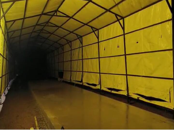 बोगद्याच्या आतील रस्त्याचे काँक्रेटीकरणाचे काम सुरू आहे.