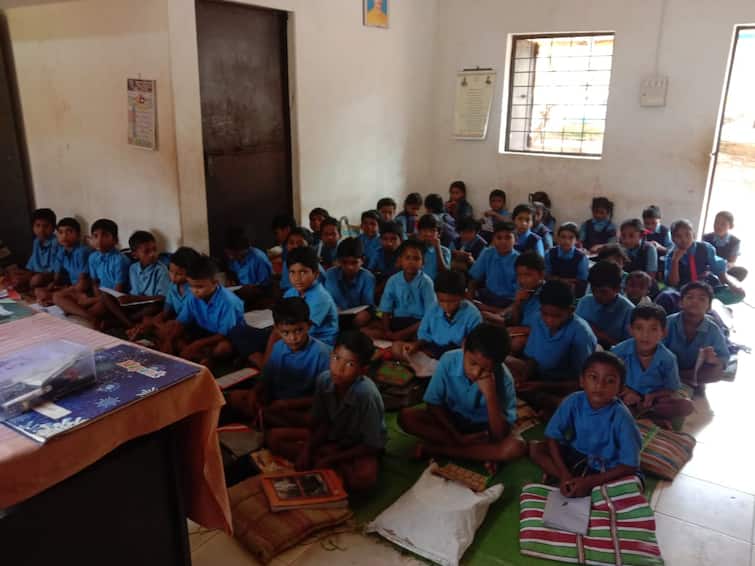 Chhattisgarh govt school darbha block school education teachers problem bastar news ANN Bsatar: बस्तर में स्कूल का बुरा हाल, एक ही कमरे में लग रहीं पांच क्लास, एक शिक्षक के भरोसे 90 छात्र