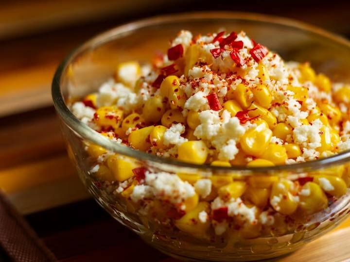 इस आसान रेसिपी को शुरू करने के लिए, एक पैन लें और उसमें थोड़ा सा नमक डालकर पानी उबालें.पानी में मक्के के दाने डालें और मक्के को उबाल लें, पानी निकाल दें. एक तरफ रख दें.