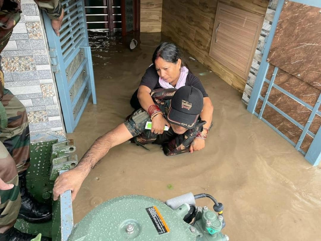 Teams Of Kharga Sappers Rescue 200 People From Gopal Colony Of Flood-Affected Patiala Teams Of Kharga Sappers Rescue 200 People From Gopal Colony Of Flood-Affected Patiala