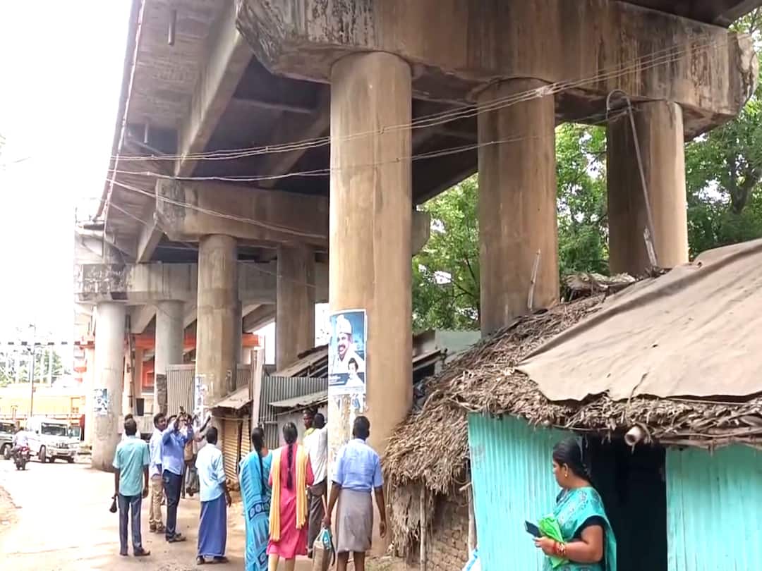 Highways department asks houses to vacate for flyover maintenance work in Mayiladuthurai TNN 30 ஆண்டுகளாக இருக்கும் வீடுகள்; காலி செய்ய சொல்லும் நெடுஞ்சாலை துறை - அச்சத்தில் மயிலாடுதுறை மக்கள்