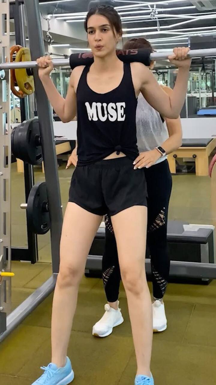 Kriti Sanon Was Seen Doing Tough Workouts In The Gym | Kriti Sanon जिम ...