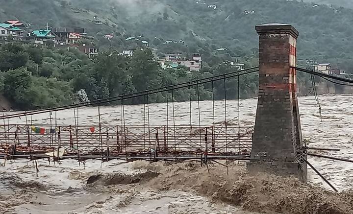 Heavy Rain: ফুঁসছে একের পর এক নদী। স্থলভূমি জলমগ্ন। প্রাণহানি বেড়েই চলেছে হিমাচলে।