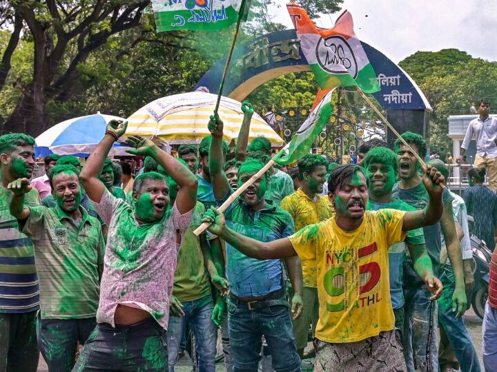 टीएमसी नेता अभिषेक बनर्जी ने मंगलवार (11 जुलाई) को त्रिस्तरीय पंचायत चुनावों में उनकी पार्टी को वोट देने के लिए ग्रामीण पश्चिम बंगाल के लोगों को धन्यवाद दिया.