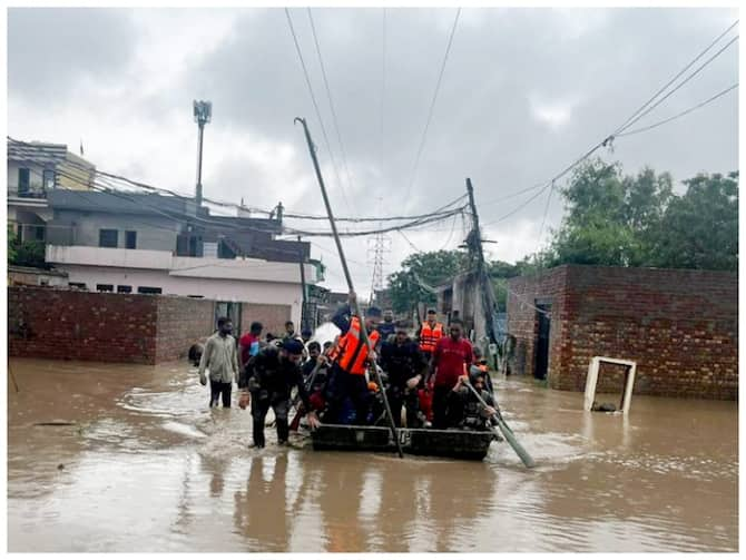 पंजाब में बारिश से भारी तबाही, नदियों के टूटे तटबंध, कई गांवों का संपर्क कटा-Heavy devastation due to rain in Punjab, broken embankments of rivers, contact with many villages cut off