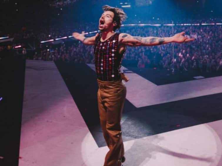 Harry Styles Gets Hit On His Face With A Flying Object During Vienna Concert Watch Video Harry Styles Gets Hit With A Flying Object During Vienna Concert. Watch Video