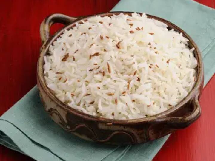 ஜீரா ரைஸ்: குக்கரில் நெய், பட்டை, கிராம்பு, சீரகம், உப்பு, பச்சை மிளகாய் போட்டு வதக்கிய பின் அரிசி மற்றும் தேவைக்கேற்ப தண்ணீரை சேர்த்து 2 விசில் வந்தவுடன் ஜீரா ரைஸ் தயார்.