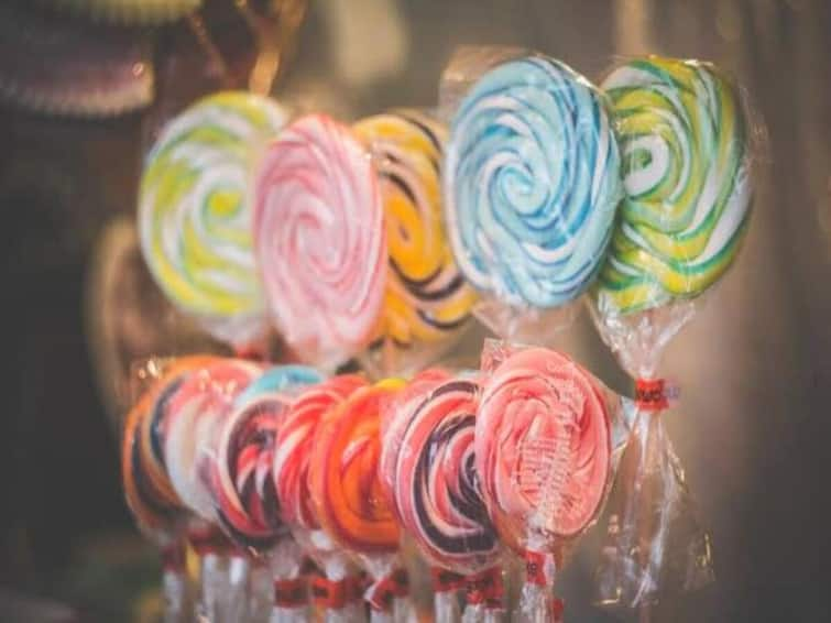 No need to insert a stick into your throat anymore Just eat a lollipop Interesting way to give a saliva sample இனி குச்சியெல்லம் வாயில் விட வேண்டியதில்ல… லாலிபாப் சாப்பிட்டா போதும்! உமிழ்நீர் சாம்பிள் கொடுக்கும் சுவாரஸ்யமான முறை!